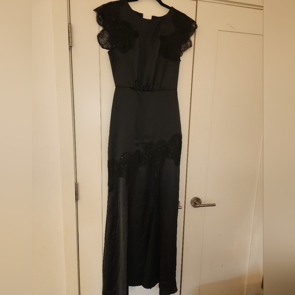 BCBG MAXAZRIA Black Cap Sleeve Gown With Slit NWT  Size 0